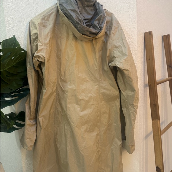 Patagonia Women's Khaki Hooded Lightweight Trench Coat - Picture 15 of 16